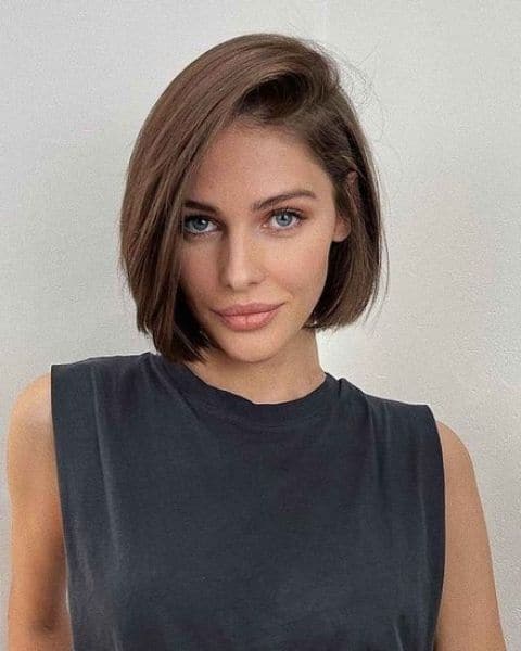 Short-Straight-Light-Bob-Haircut-for-women-with-thinning-hair